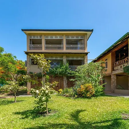 Tombo House Bed & Breakfast Diani Beach Exterior photo